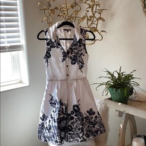 This beautiful dress has half lining